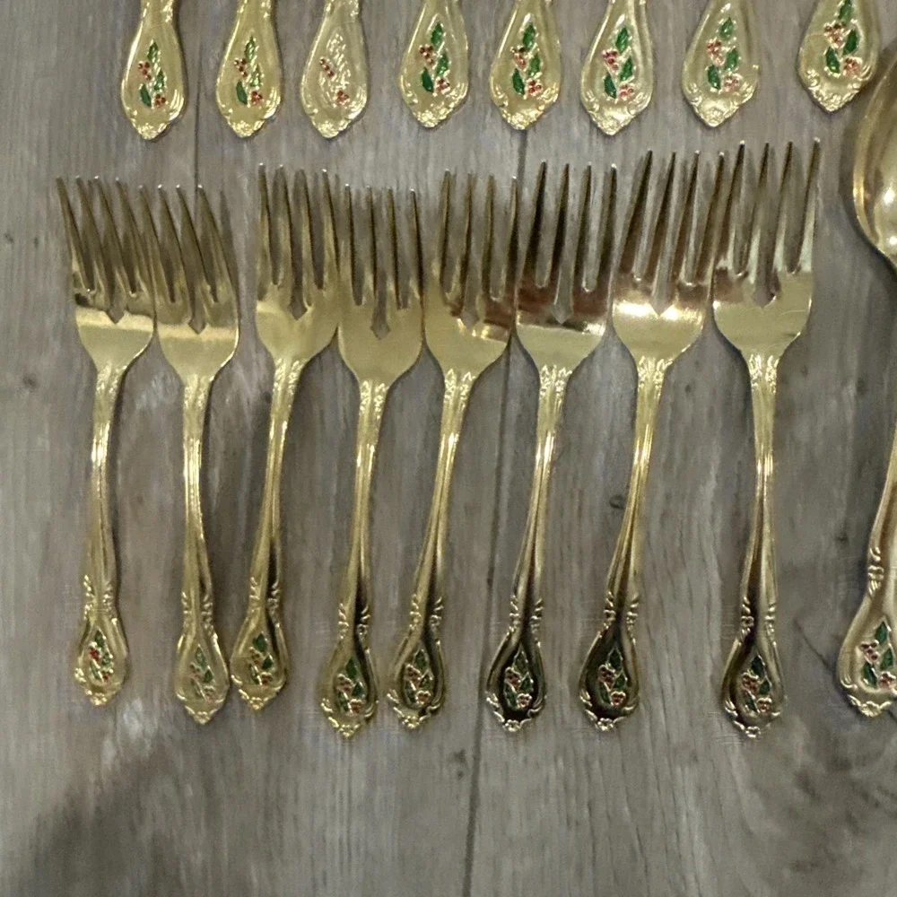 44 PCs‎ HOLLY Yuletide Holly Berry Christmas Gold 8 Place Settings + Serving Pcs